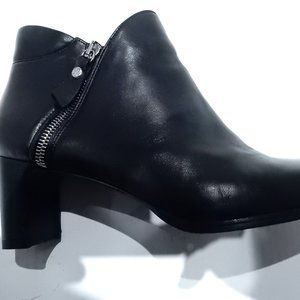Stuart Weitzman Black Leather Booties in Size 9M (NEW)